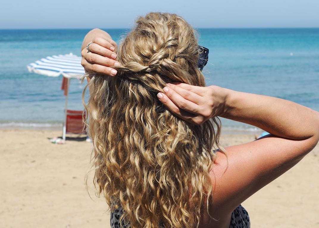 Пляжные прически на длинные и средние волосы: 12 фото идей и пошаговые инструкции