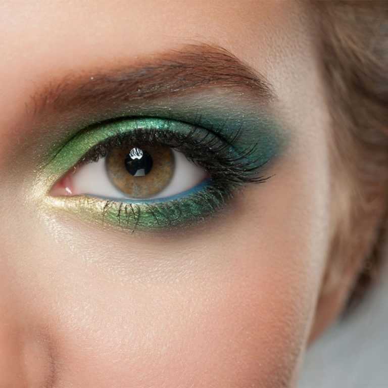 Зеленые глаза считаются редкой красотой, так как они пленят с первого взгляда любого человека Зеленые глаза имеют свои оттенки в виде буро-желто-зеленых