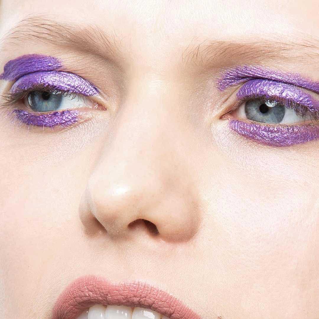 Чувственный, нежный, но в тоже время дерзкий макияж вы сможете создать с помощью фиолетовой косметики Фиолетовые тени, карандаши, подводка, а также