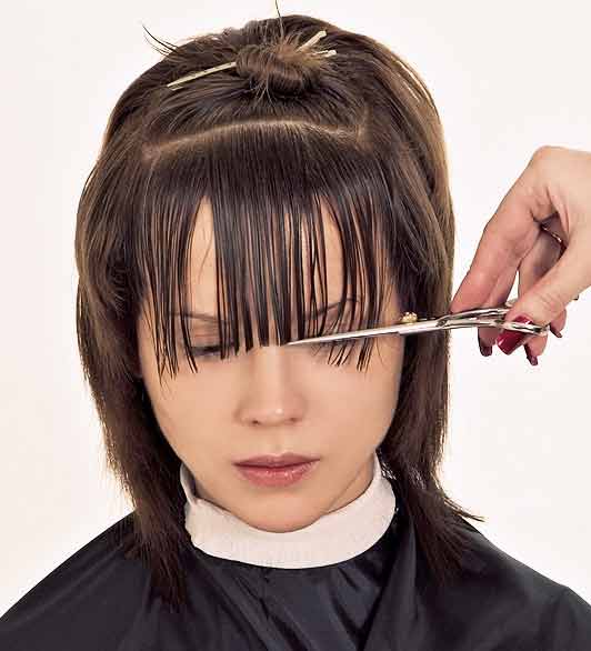 Как самостоятельно подстричь челку красиво косую, рваную, прямую, полукругом, на две стороны?