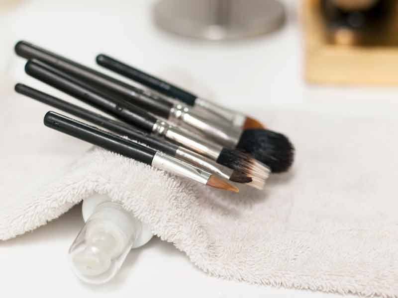 Как правильно мыть кисти для макияжа и спонжи: полезные советы и рекомендации