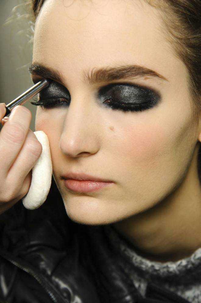 Черный макияж глаз: 125 фото, пошаговый мастер-класс нанесения и современные вариации макияжа
