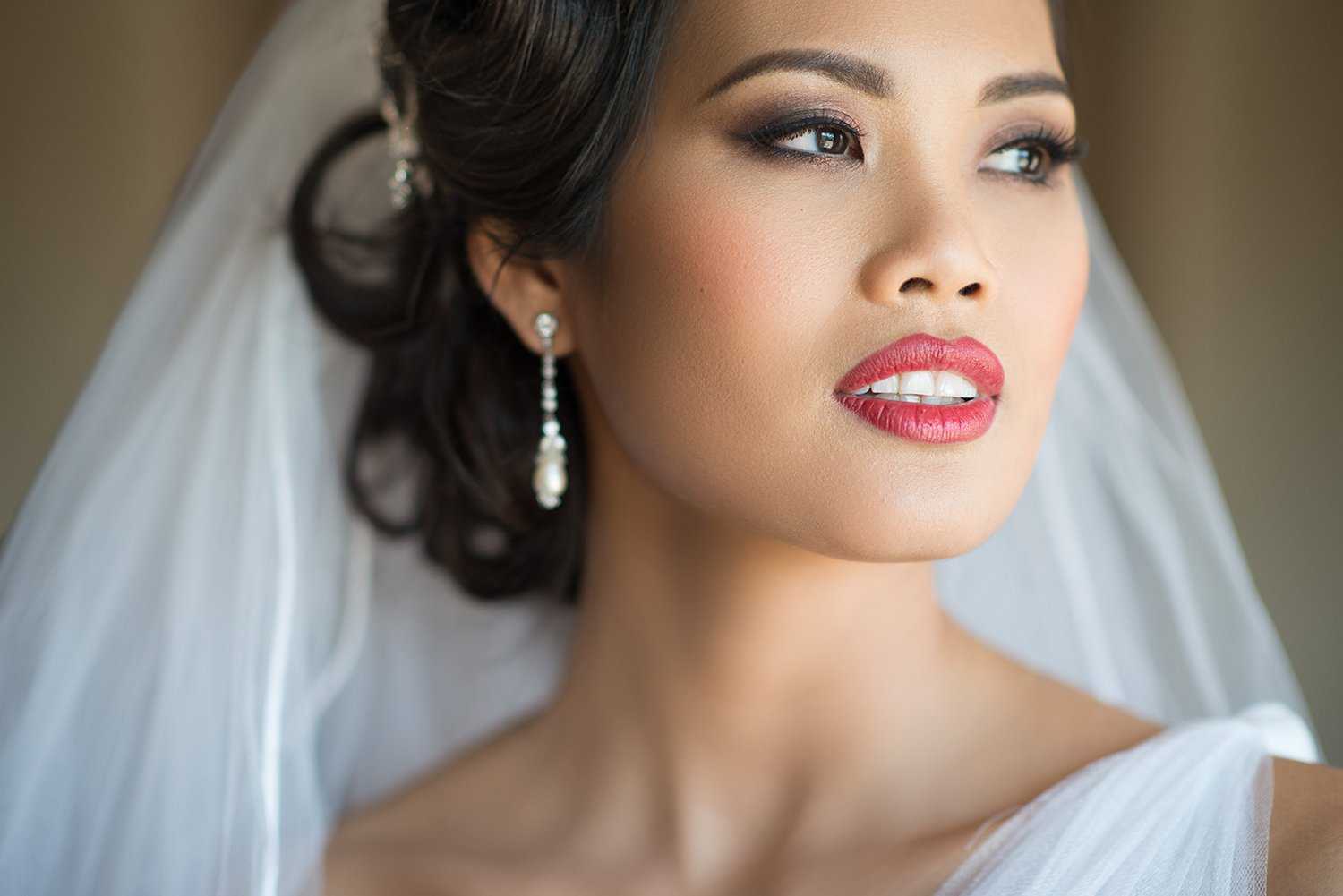 Как сделать красивый свадебный макияж для серых глаз?