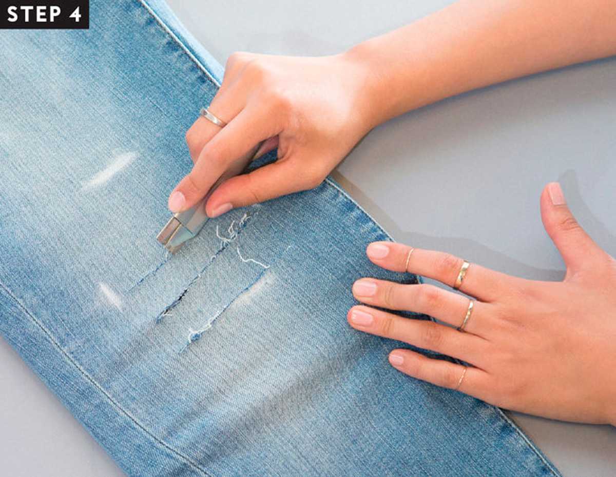 Как красиво сделать эффект потертости и дырки на джинсах своими руками в домашних условиях? — текстовая и видео инструкция