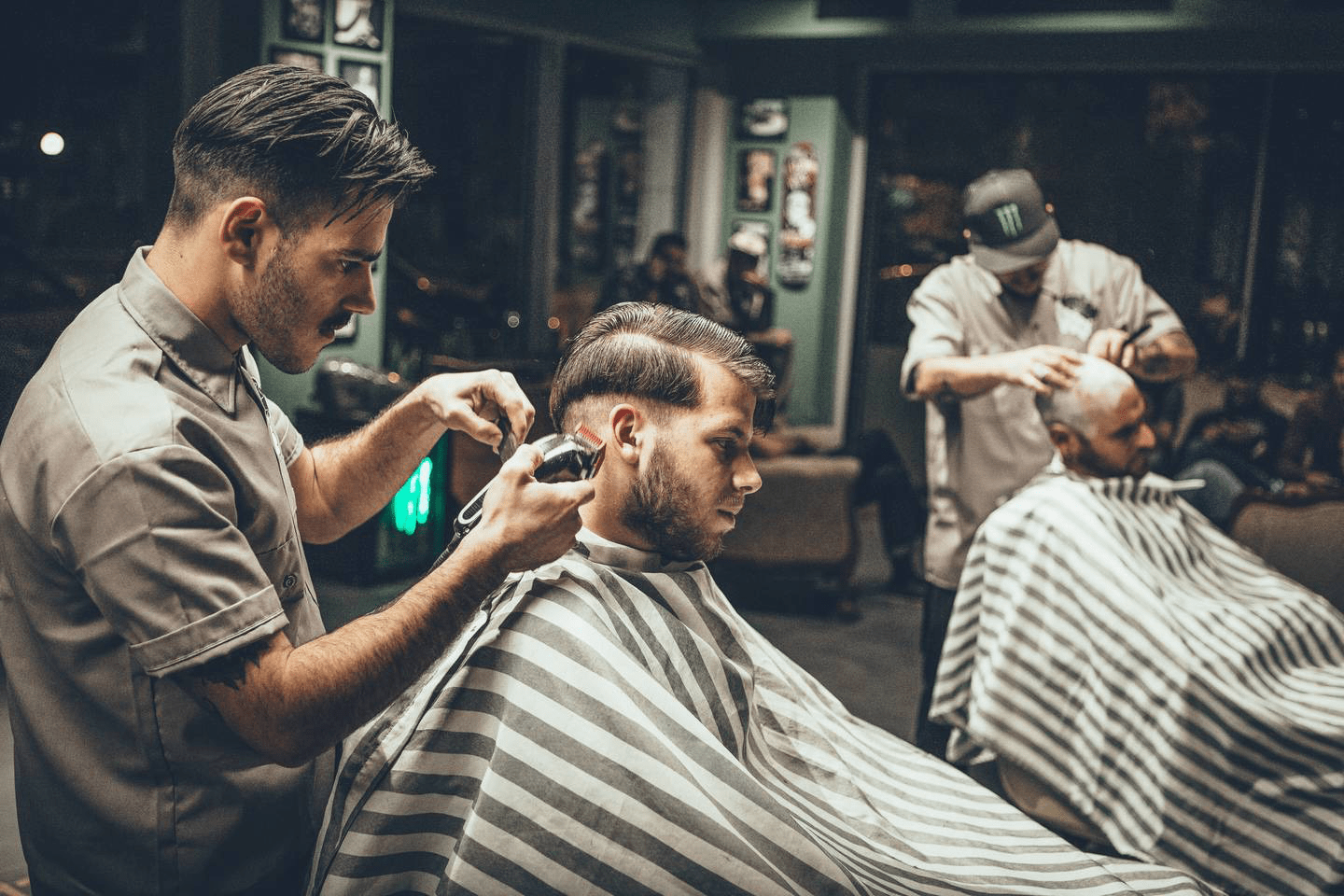 Салон для мужчин новосибирск. Барбер. Мужская парикмахерская барбершоп. Мужской парикмахер барбер. Прически барбершоп мужские.