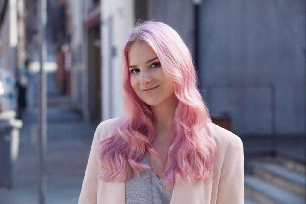Цвет волос глинтвейн 2021: как покраситься, кому идет