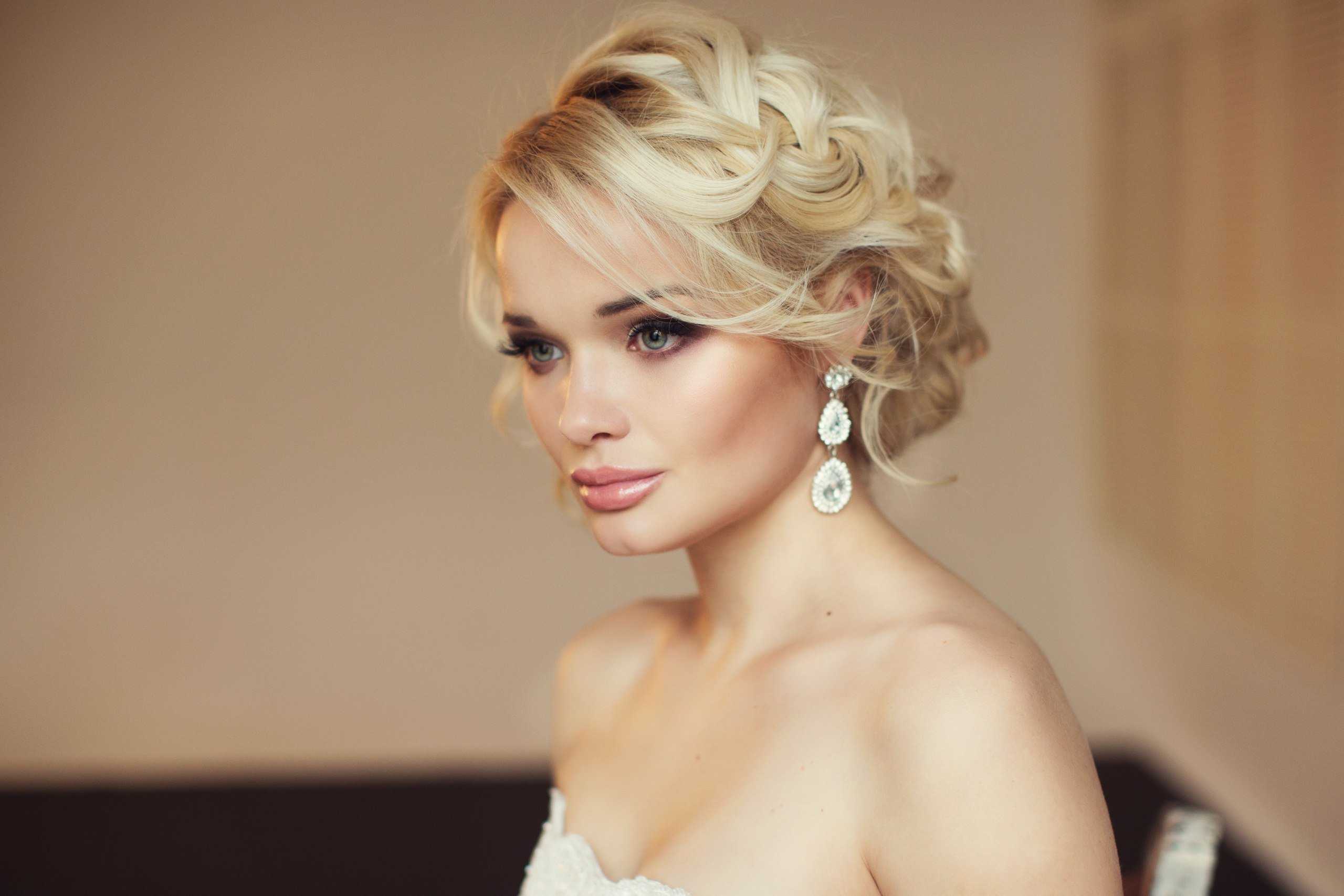 Свадебные прически на короткие волосы: варианты с фатой и без