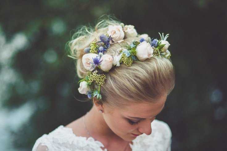 Мода 2021-2022 Прически с живыми цветами в волосах на свадьбу, выпускной, детские