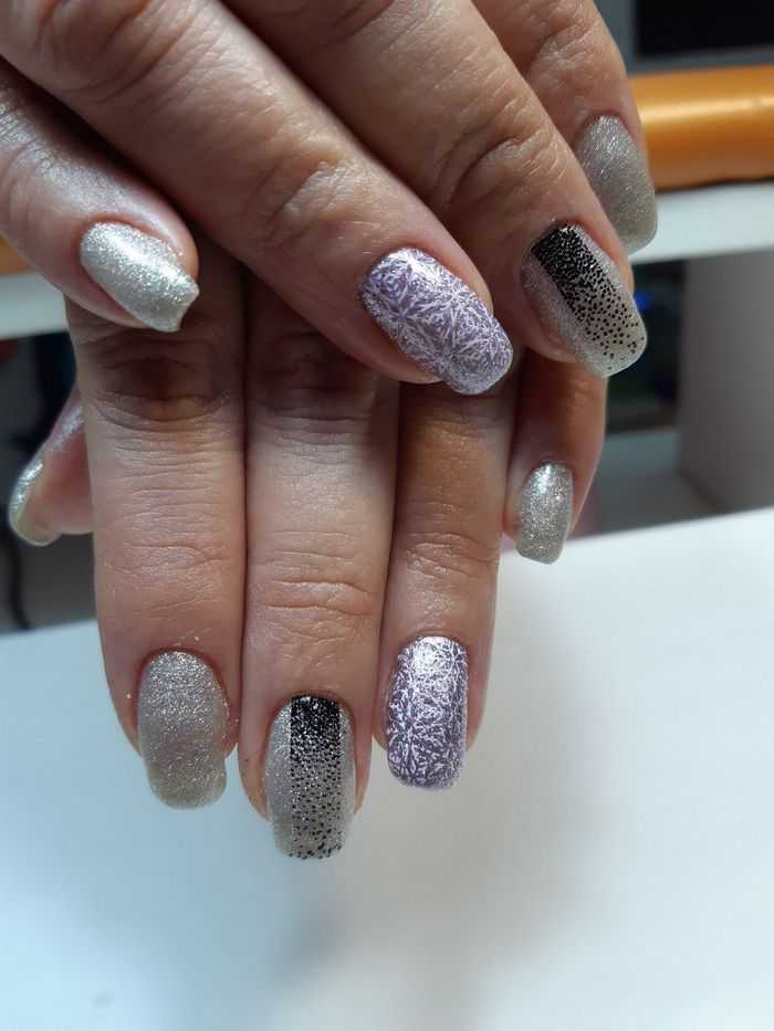 Маникюр с серебром 2020 серебряные ногти с полосками, блестками, серебряно-золотые-белые-черные