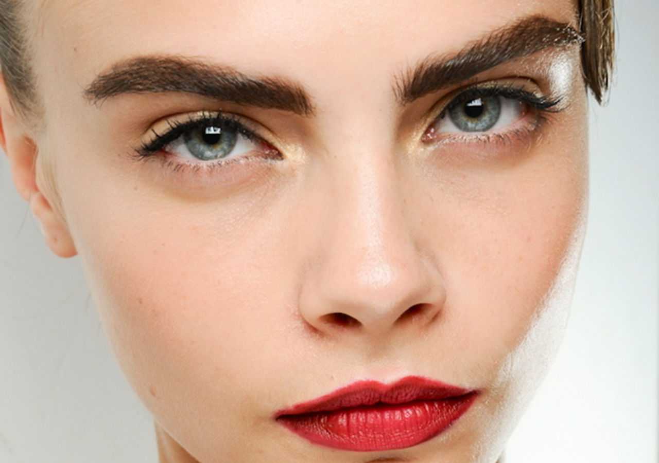 She has eyebrows. Тейлор Хилл брови. Кара Делевинь брови. Соболиные брови 2022. Густые брови.