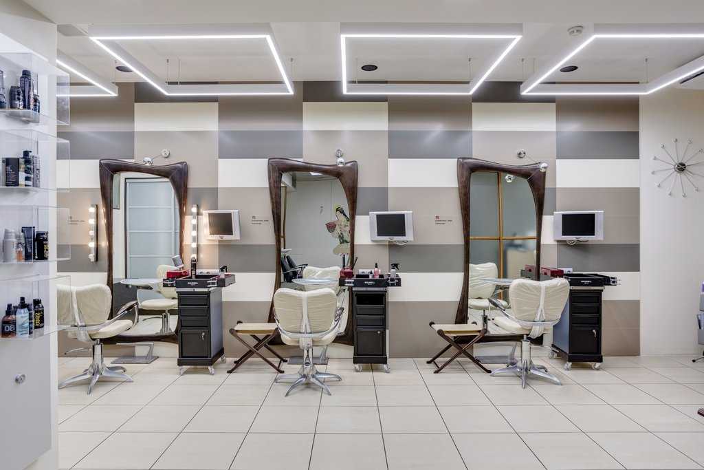 Дизайн интерьера салона красоты, парикмахерской маленькой площади и маникюрного кабинета в белом цвете
 - 34 фото