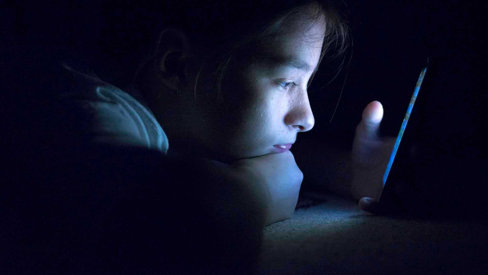 Чем опасен синий свет от смартфонов и компьютеров? - hi-news.ru