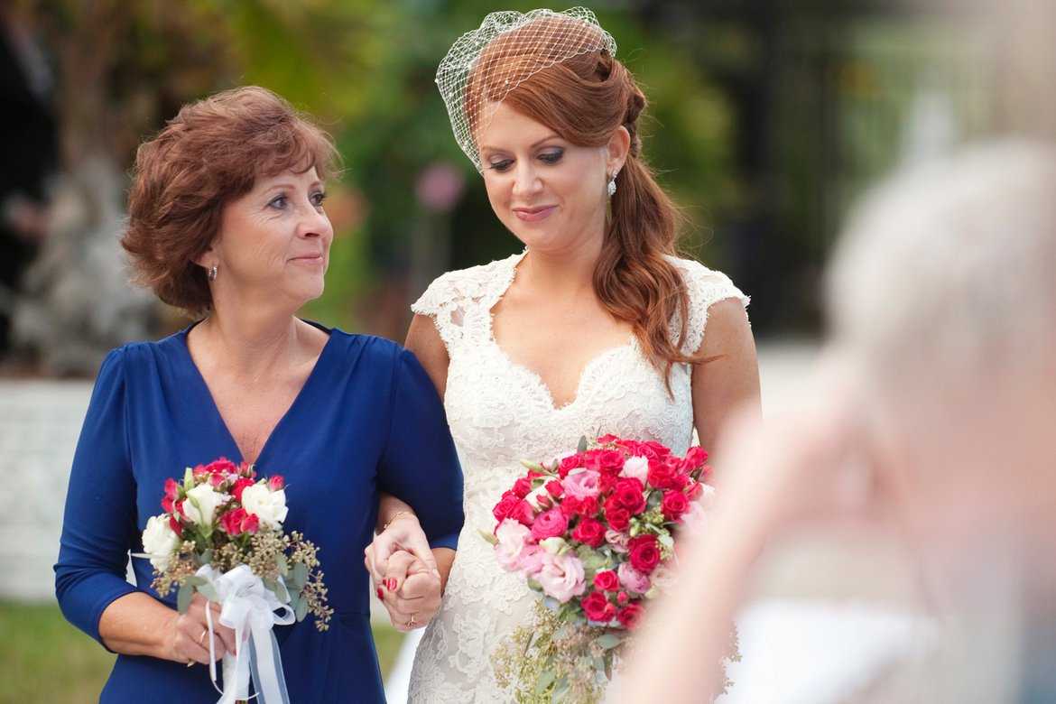 Прически на свадьбу для гостей (фото): мамам невесты и жениха, подруге
