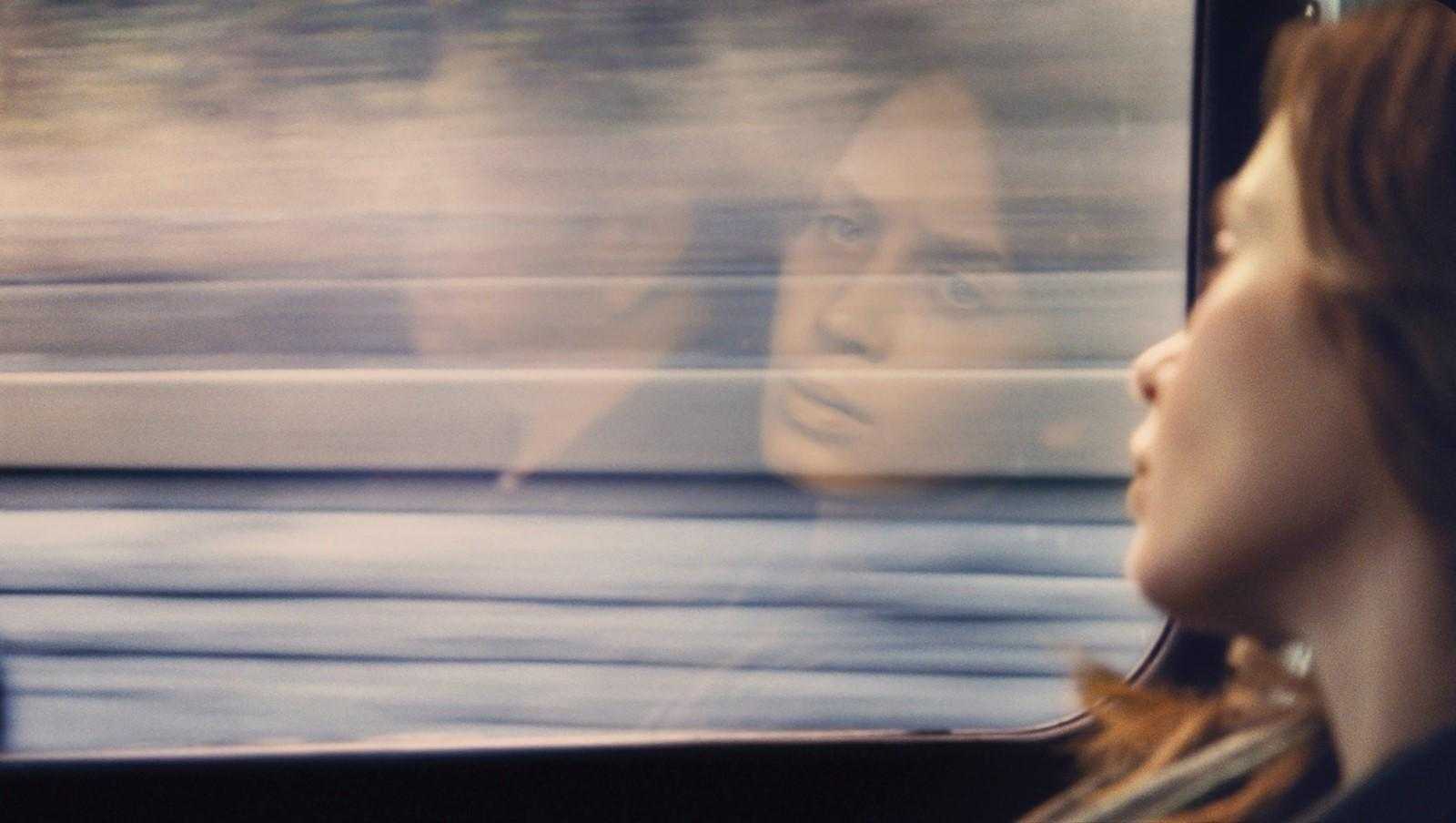 Девушка в поезде (роман)содержание а также сюжет