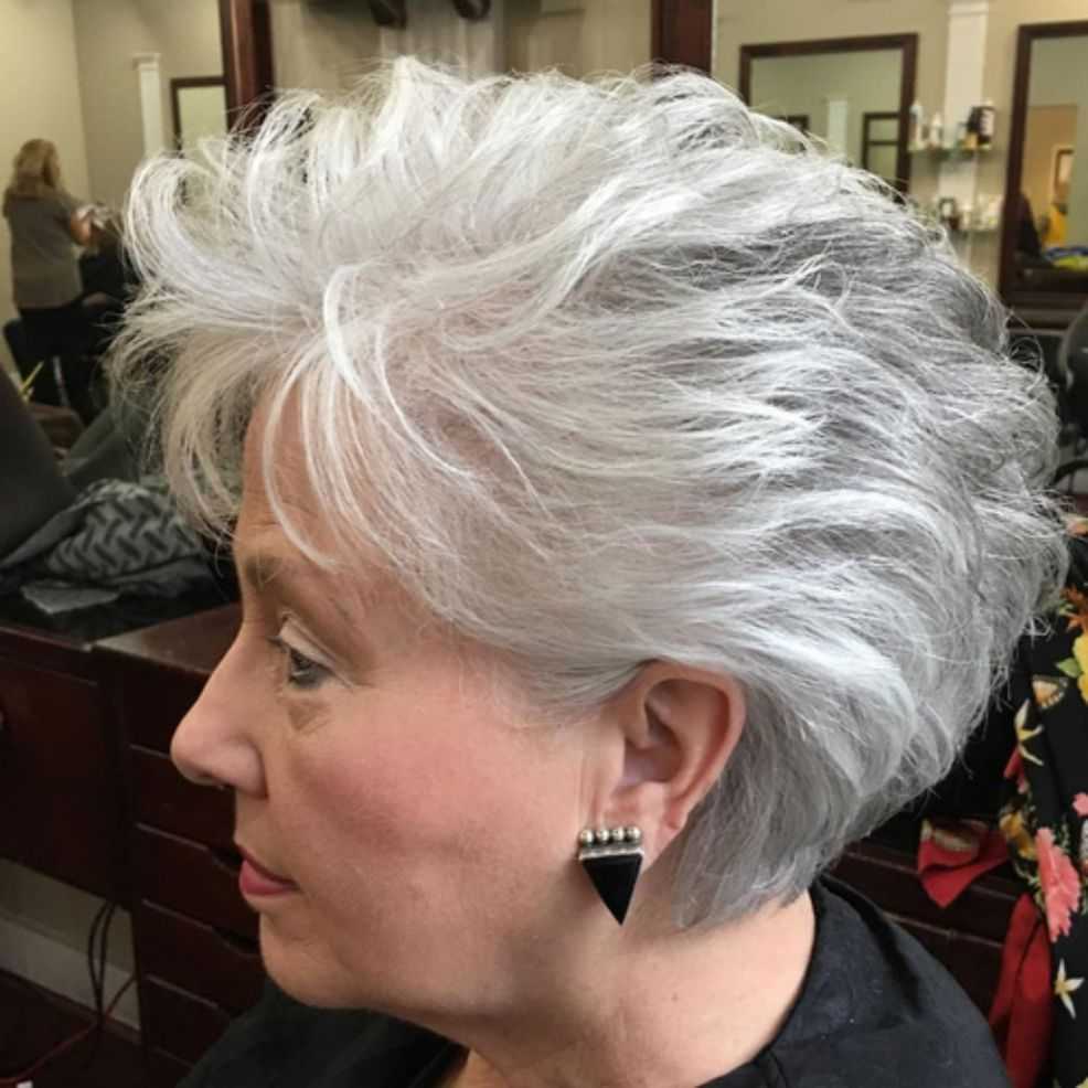 Нужно ли красить седые волосы после 60 лет