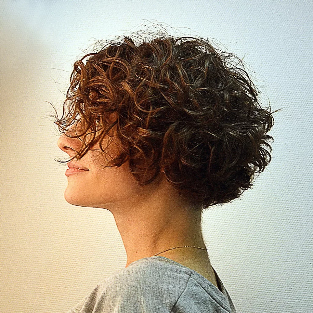 Стрижки для вьющихся волос женские без укладки на средние волосы фото