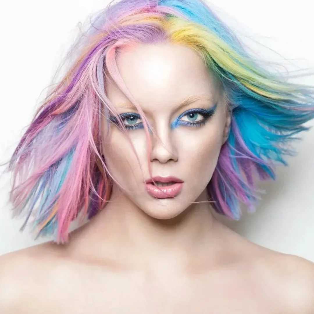 Мода 2021-2022 Розовые волосы  прочно вошли в масс-культуру, и многие стилисты в один голос сообщают об актуальности этого тренда Особенно популярен этот оттенок на волосах среди подростков, и это объяснимо: они смелее, чем взрослые