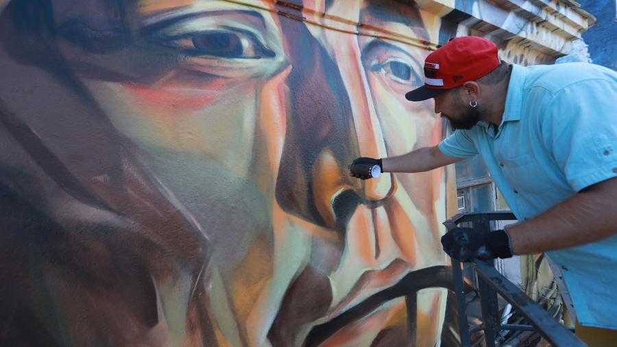 Муралы и граффити создаются ради красоты, развлечения и даже привлечения внимания к важным вопросам Стрит-арт – что художники рисуют на стенах