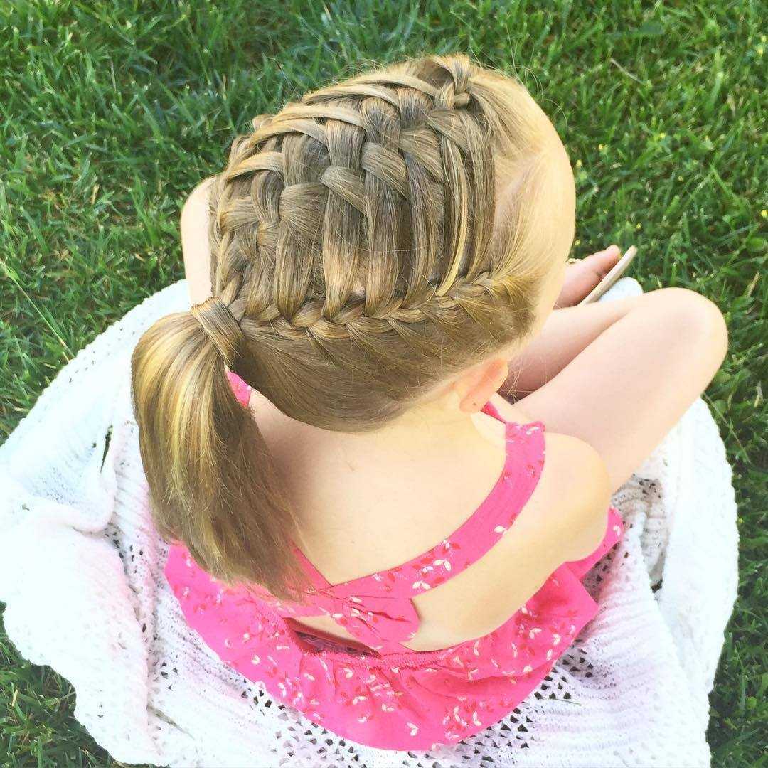 16 красивых и легких причесок для девочек в школу на длинные, средние и короткие волосы