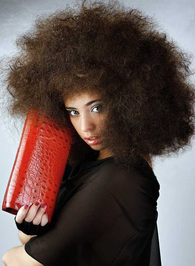 Модные прически с кудрями 2020: фото на разную длину волос | volosomanjaki.com